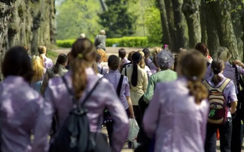 Con il nuovo decreto ministeriale le gite scolastiche per il 2026 sono a rischio. Stop viaggi lunghi, mete riviste