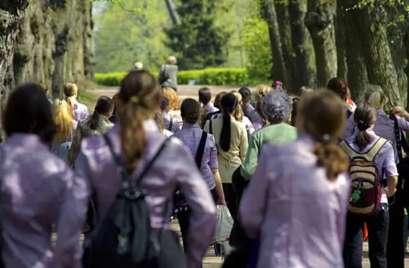 Con il nuovo decreto ministeriale le gite scolastiche per il 2026 sono a rischio. Stop viaggi lunghi, mete riviste