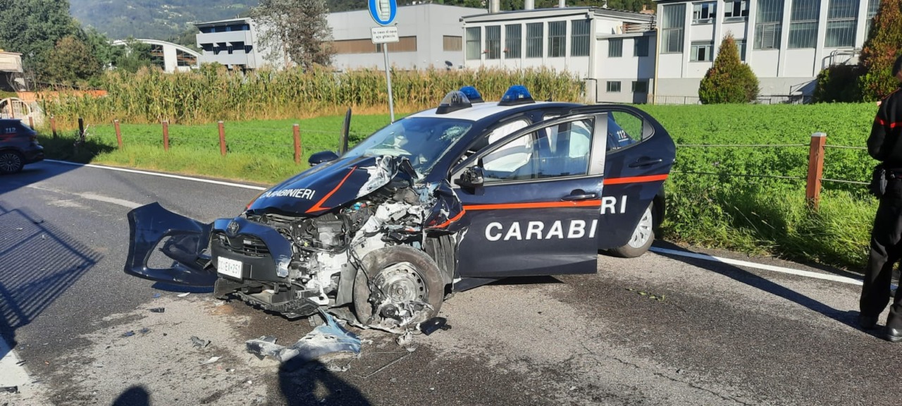 Auto dei carabinieri si schianta a Gandino, ferita una militare. Stava andando sul luogo dell’incidente a Casnigo
