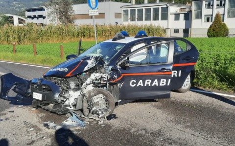 Auto dei carabinieri si schianta a Gandino, ferita una militare. Stava andando sul luogo dell’incidente a Casnigo