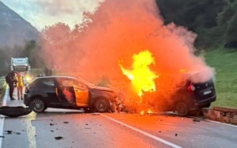 Violento frontale a Casnigo, lungo la statale 671: auto in fiamme, due morti e un ferito grave