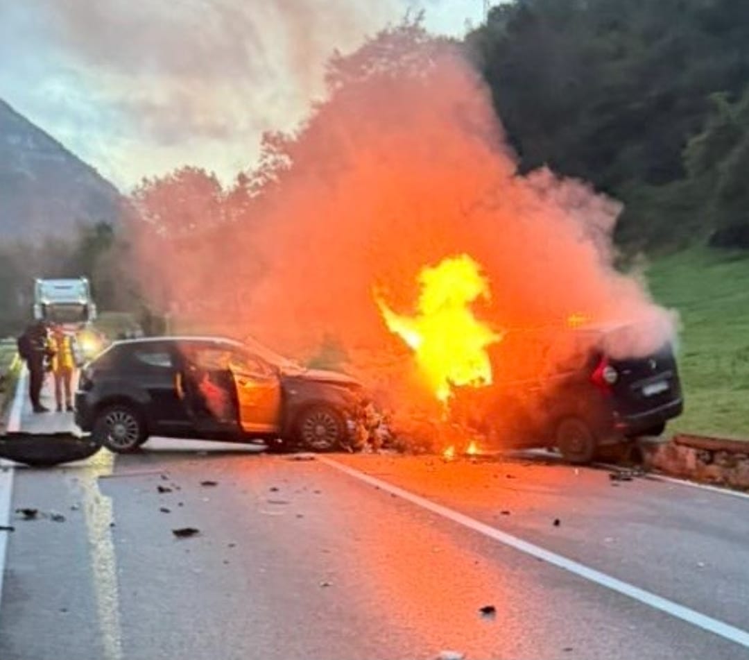 Violento frontale a Casnigo, lungo la statale 671: auto in fiamme, due morti e un ferito grave