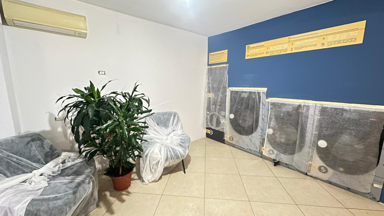 Una nuova lavanderia in via Moroni a Bergamo è ferma da quasi un anno per un cavo da allacciare