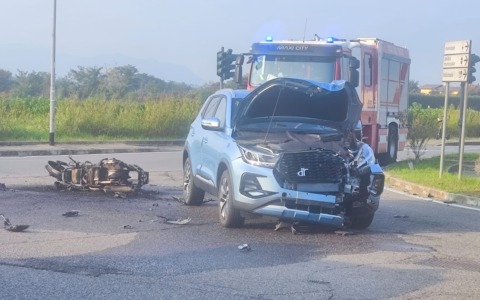 Violento frontale nel Lecchese, moto in fiamme: muore un 54enne di Madone