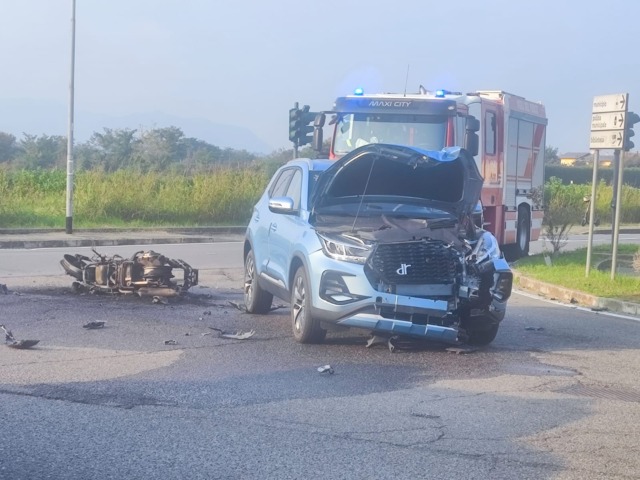 Violento frontale nel Lecchese, moto in fiamme: muore un 54enne di Madone
