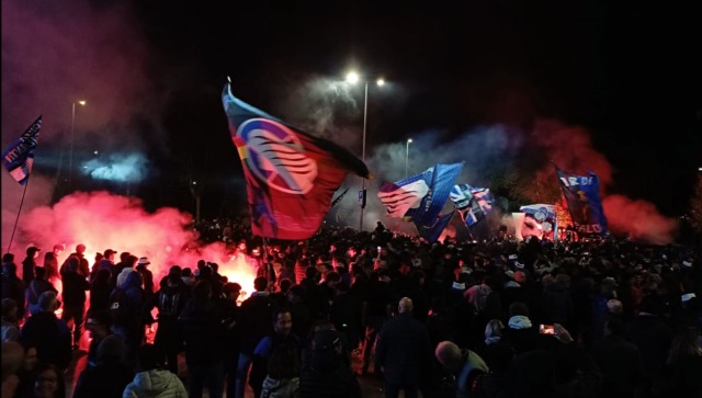 Metti una sera straordinaria: le foto e i video dei seimila tifosi dell’Atalanta sotto la Curva Sud