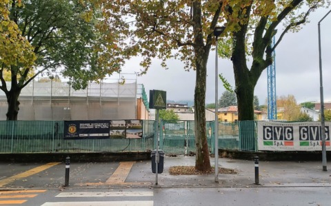 Il cantiere della scuola Gabriele Rosa va a rilento: «Ad oggi si vedono solo le fondamenta, doveva già essere finita»