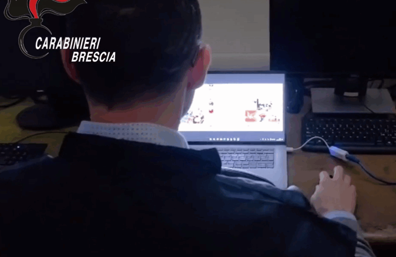 Adescava minorenni online con un profilo hackerato: ai domiciliari allenatore di basket di 29 anni