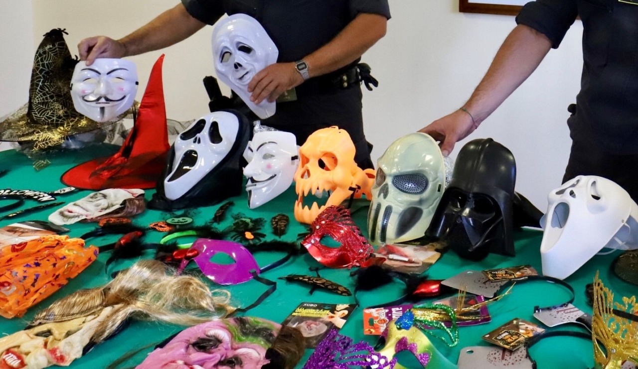 Più di 17mila decorazioni e maschere non a norma, maxi sequestro nella Bassa bergamasca