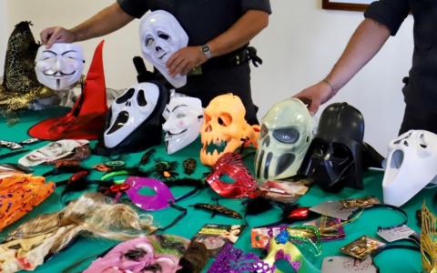 Più di 17mila decorazioni e maschere non a norma, maxi sequestro nella Bassa bergamasca