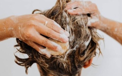 Come scegliere lo shampoo giusto per il tuo tipo di capelli