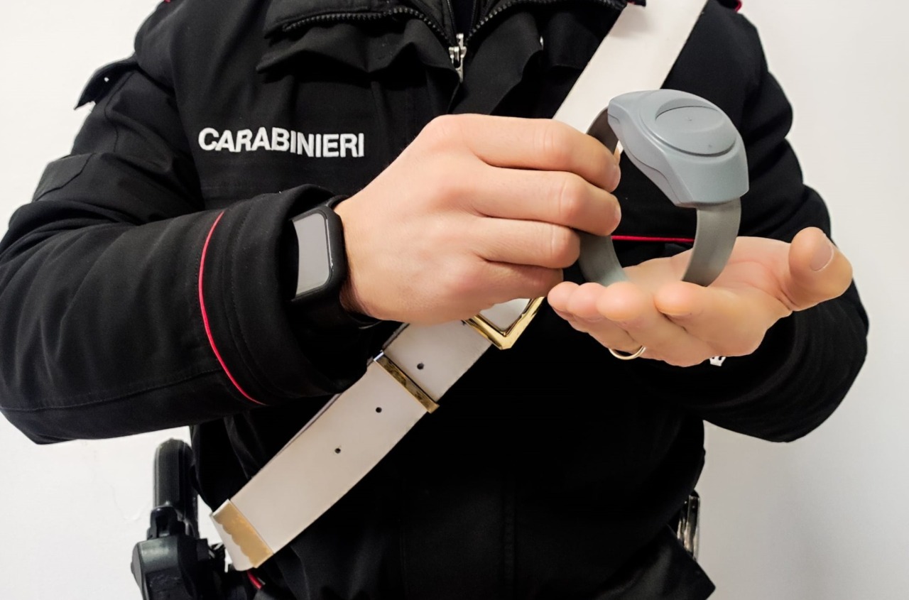 Taglia il braccialetto elettronico e torna a minacciare la ex: 37enne arrestato ad Albino