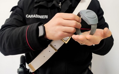 Taglia il braccialetto elettronico e torna a minacciare la ex: 37enne arrestato ad Albino