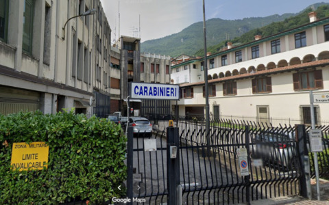 Umidità, infiltrazioni, deterioramento: il «grave degrado» alla stazione dei carabinieri di Lovere