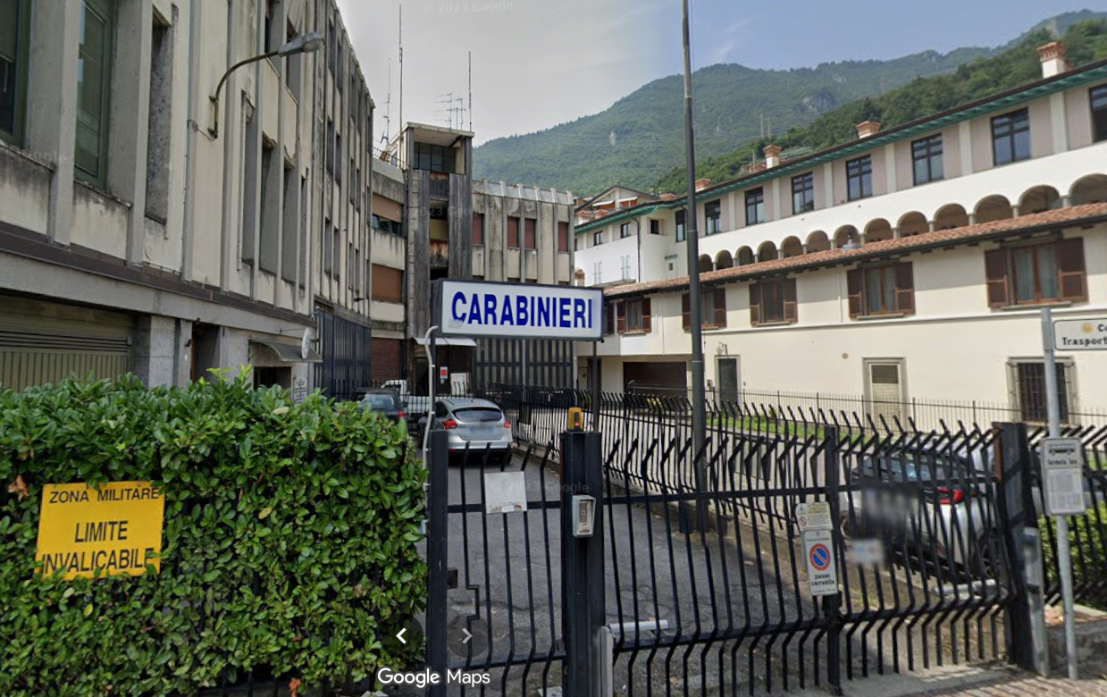 Umidità, infiltrazioni, deterioramento: il «grave degrado» alla stazione dei carabinieri di Lovere