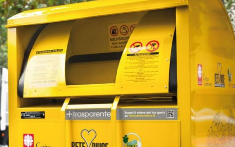 Raccolta degli indumenti, la Cooperativa Ruah chiude (parzialmente) i suoi cassonetti