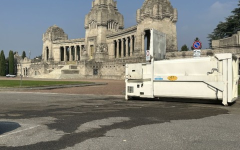 Lo sfogo di un lettore alla vista (e alla puzza) di un cassonetto piazzato all’entrata del cimitero