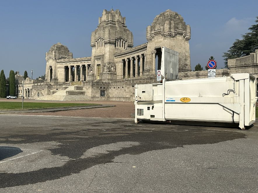 Lo sfogo di un lettore alla vista (e alla puzza) di un cassonetto piazzato all’entrata del cimitero