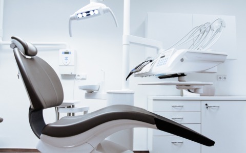 Eseguiva interventi come fosse un dentista, ma era odontotecnico: denunce e sequestri in uno studio a Comun Nuovo
