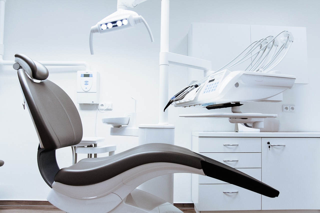 Eseguiva interventi come fosse un dentista, ma era odontotecnico: denunce e sequestri in uno studio a Comun Nuovo