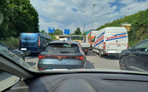 Grave incidente sull’asse interurbano: traffico in tilt e due donne ferite