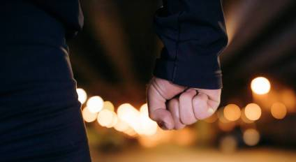 Ragazzo di 13 anni aggredito a Redona: inseguito, spinto contro un auto e preso a pugni in faccia