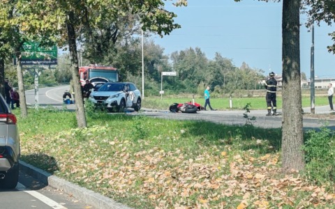 Treviglio, motociclista grave dopo lo scontro con un’auto. Valseriana, traffico bloccato per incidente
