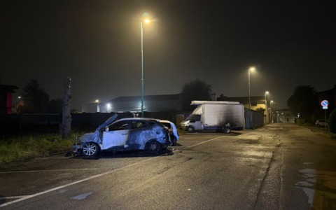 Incendio doloso a Ghisalba: distrutte due auto e danneggiato un furgone, l’innesco con la diavolina