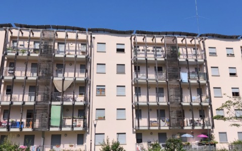 Muffa, infiltrazioni e degrado: gli inquilini delle case popolari di via Borgo Palazzo protesteranno alla sede Aler