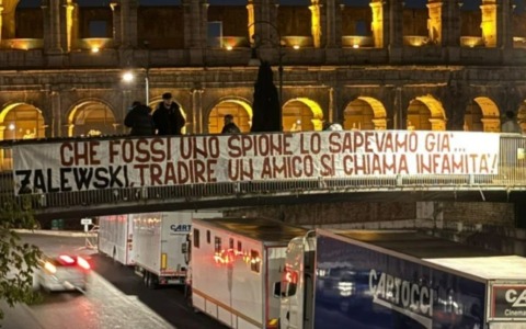 Duro striscione contro l’atalantino Zalewski davanti al Colosseo. Più che il calcio, però, c’entrerebbe… il gossip