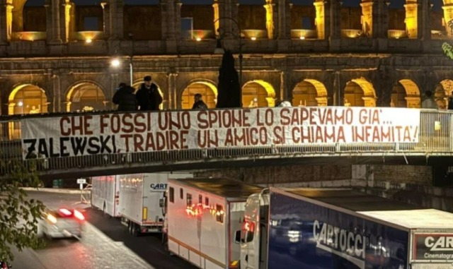 Duro striscione contro l’atalantino Zalewski davanti al Colosseo. Più che il calcio, però, c’entrerebbe… il gossip