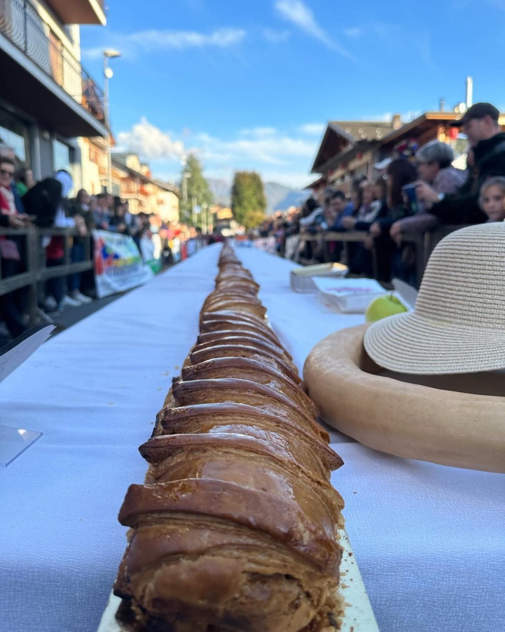 La dolcezza conquista Clusone con la sesta edizione dello “Strudelone”. E si punta a uno strudel… da record!