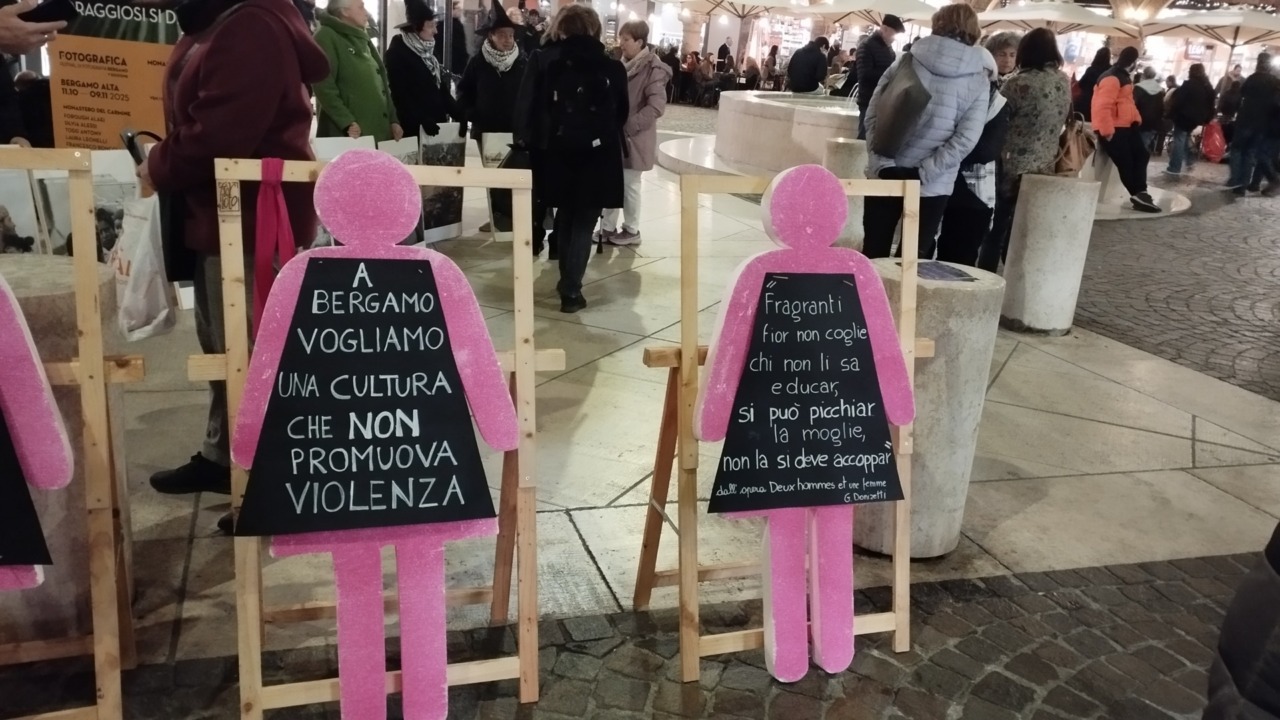 «La violenza di genere non fa ridere»: la polemica sull’operetta “Deux hommes et une femme” al Festival Donizetti Opera