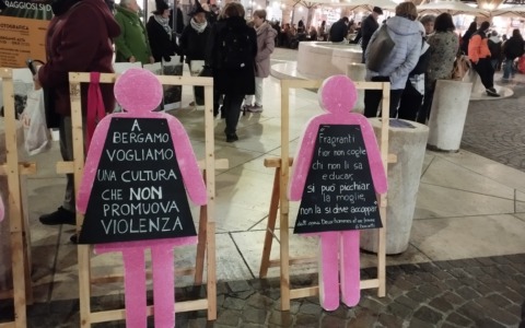 «La violenza di genere non fa ridere»: la polemica sull’operetta “Deux hommes et une femme” al Festival Donizetti Opera