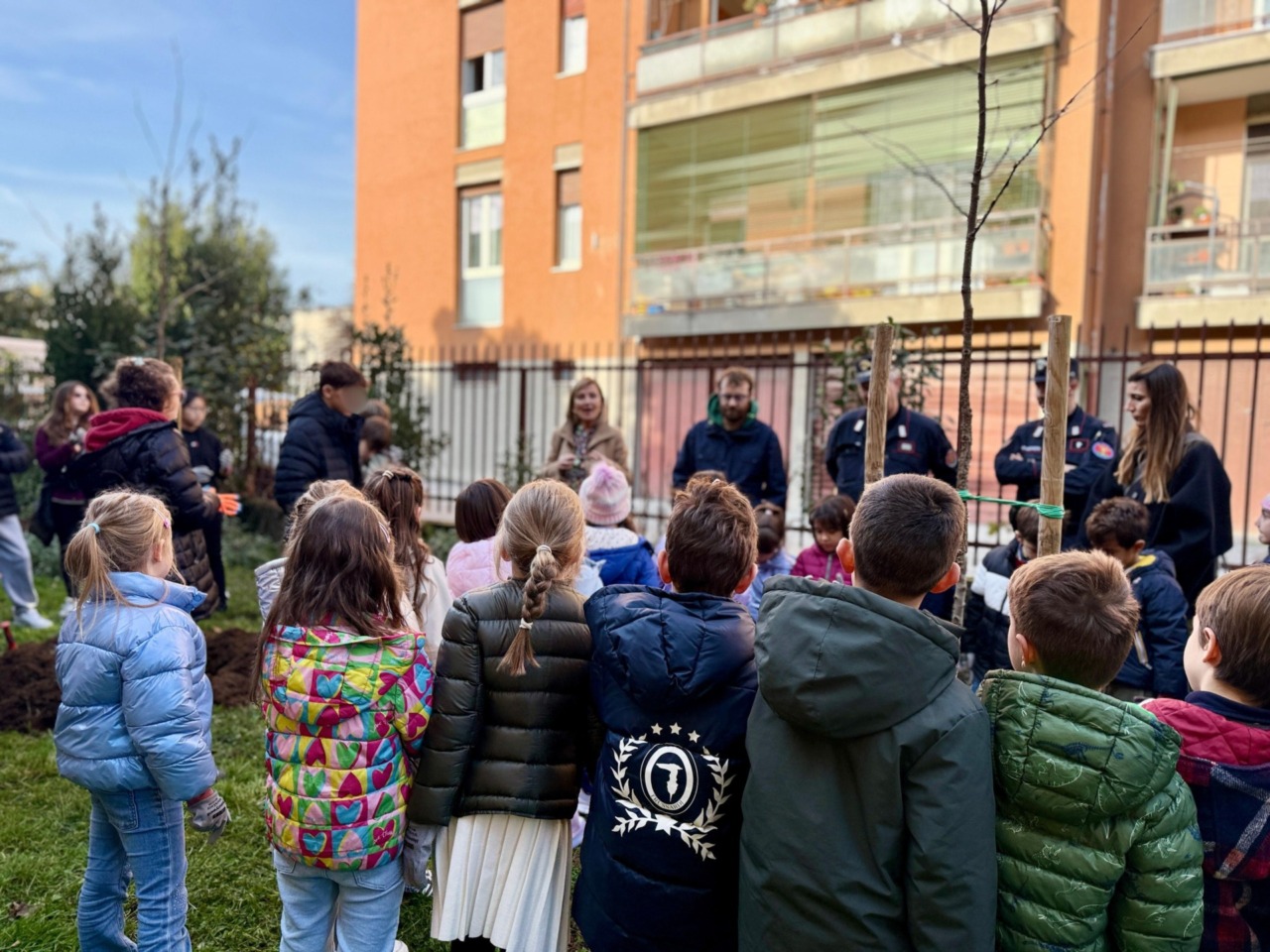 Gli alunni dell’istituto Bambin Gesù hanno messo a dimora due nuovi alberi nel quartiere Carnovali