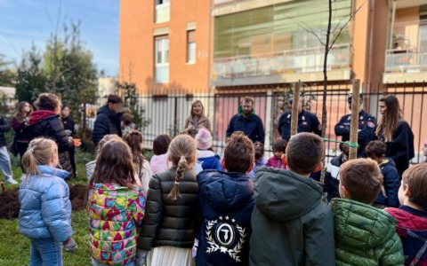 Gli alunni dell’istituto Bambin Gesù hanno messo a dimora due nuovi alberi nel quartiere Carnovali