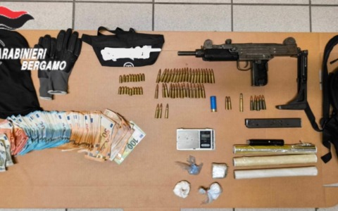 A spasso con una mitragliatrice Uzi (carica) e della droga: arrestato un latitante a Calcio