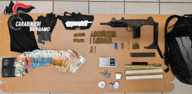A spasso con una mitragliatrice Uzi (carica) e della droga: arrestato un latitante a Calcio