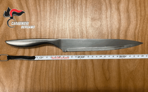 Accoltellato al braccio e al costato, scappa dal balcone di casa dell’amico ubriaco