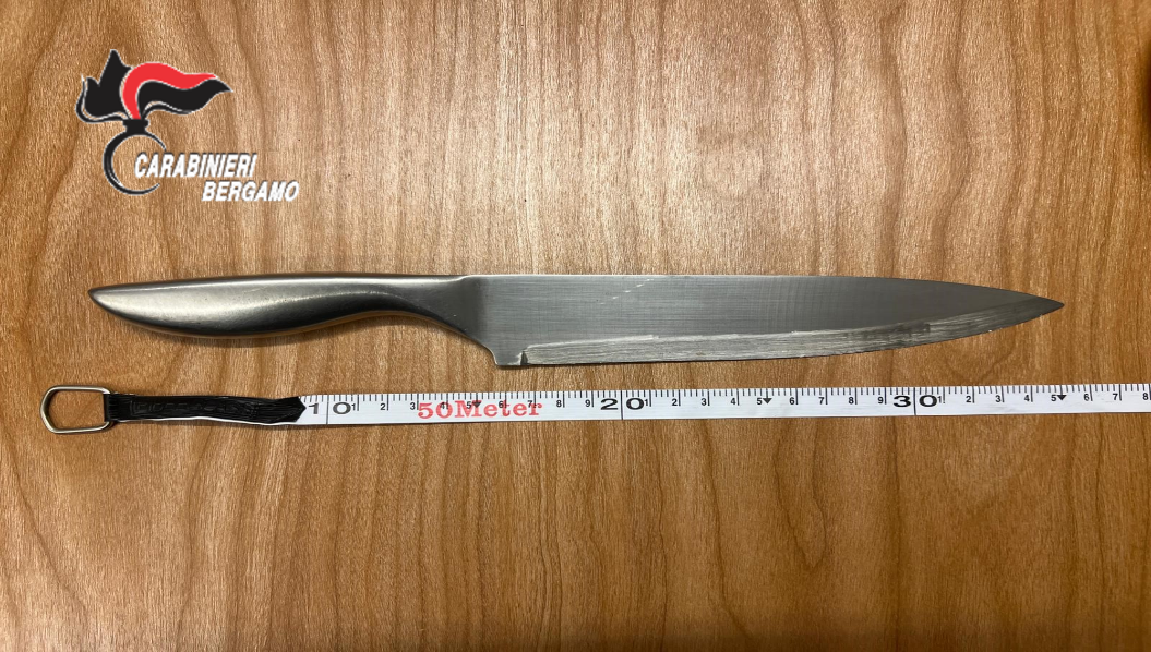 Accoltellato al braccio e al costato, scappa dal balcone di casa dell’amico ubriaco