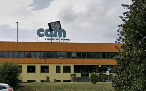 Cam, i reparti produttivi di due stabilimenti chiuderanno a gennaio. I lavoratori scendono in piazza