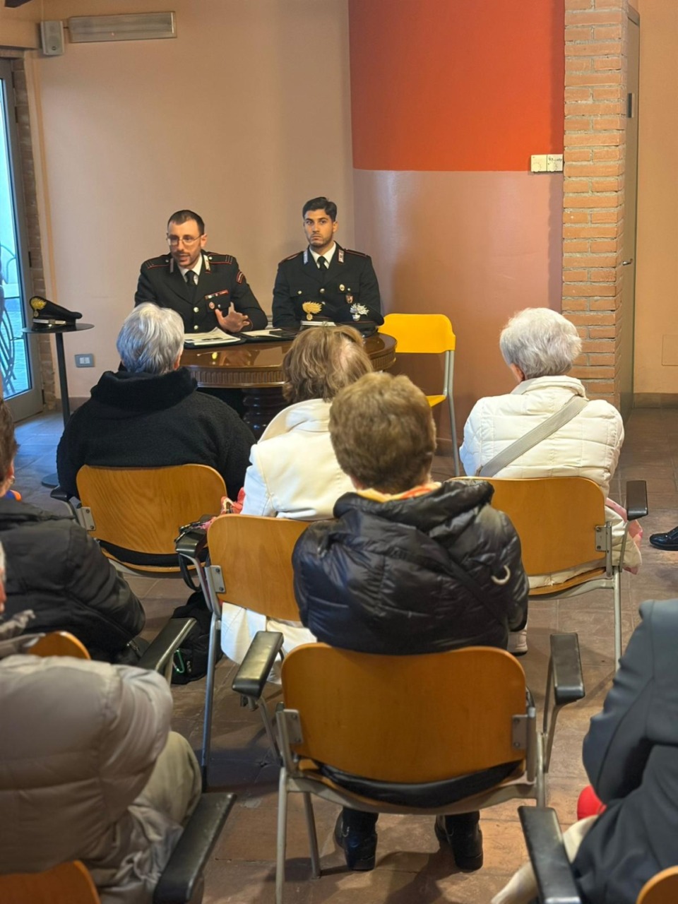 Ad Arcene una lezione speciale per sapersi difendere… dalle truffe. Aula piena al centro diurno “La Madonnina”