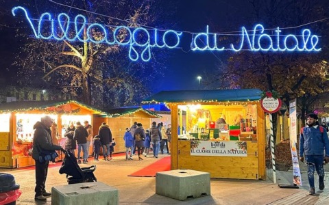 In piazzale Alpini torna il “Villaggio di Natale”: 26 casette di legno con cibo, cioccolata calda e artigianato