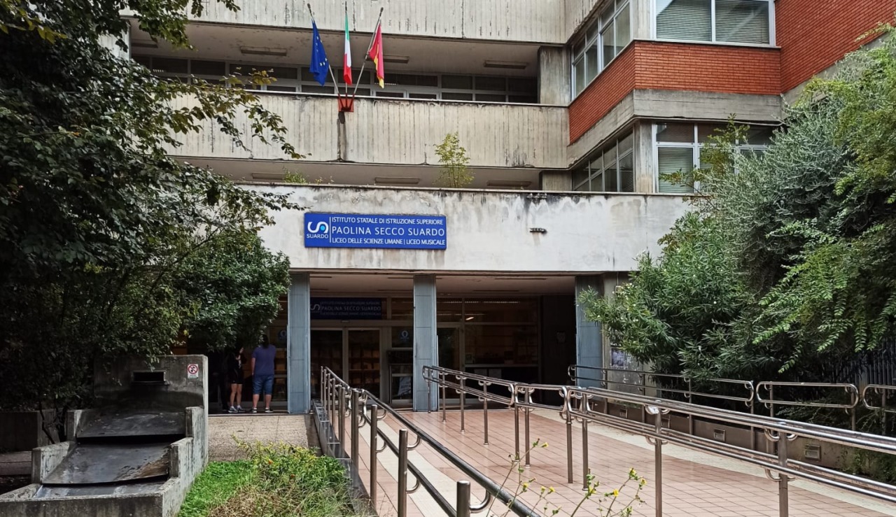 Donne drogate e violentate, il bidello del Secco Suardo rimane in silenzio davanti al gip