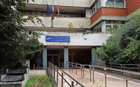 Donne drogate e violentate, il bidello del Secco Suardo rimane in silenzio davanti al gip