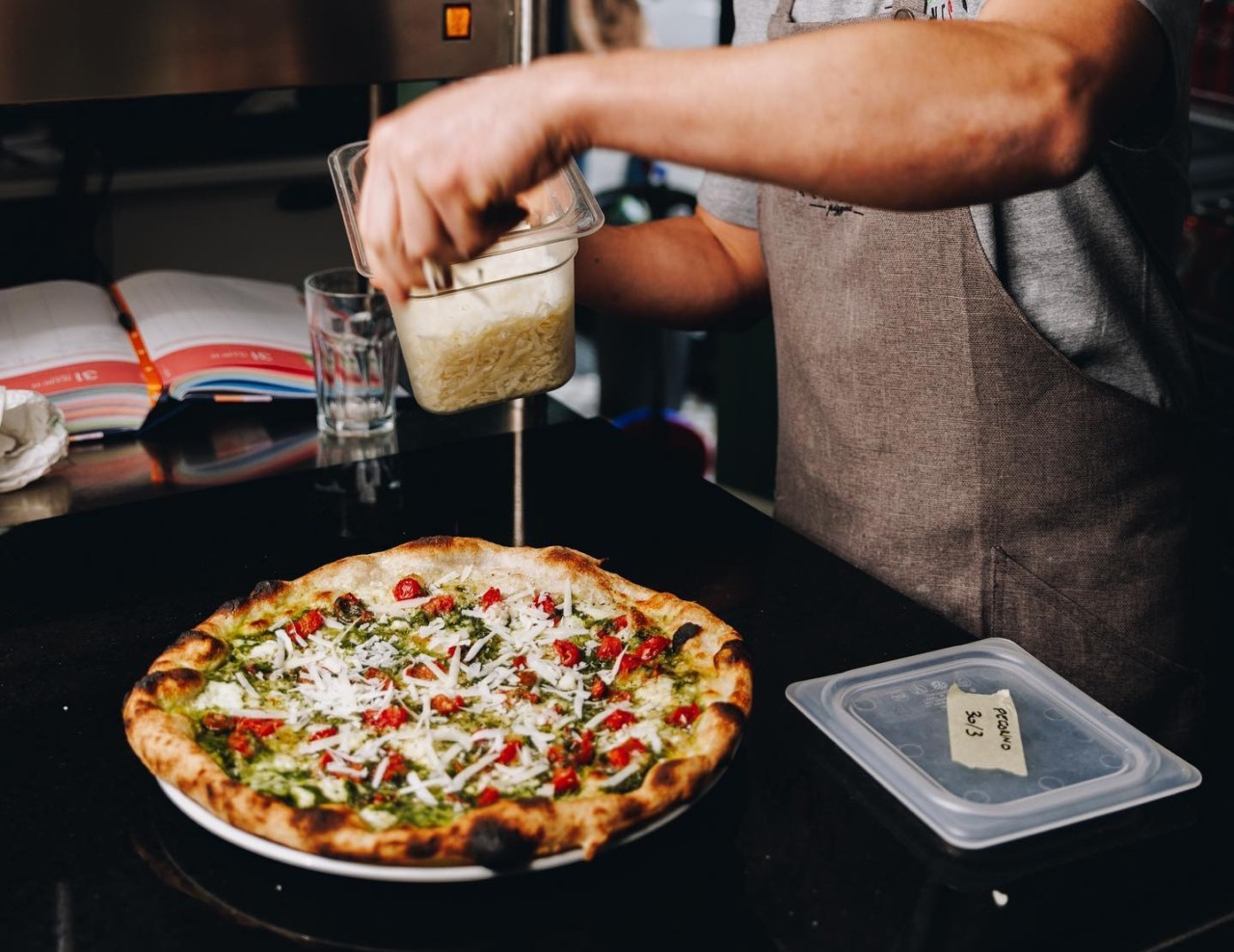 La pizzeria di Bergamo che ha dovuto pagare 4 mila euro per il “Grana vegano” nel menù ora “ringrazia” la multa