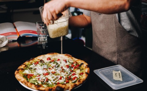 La pizzeria di Bergamo che ha dovuto pagare 4 mila euro per il “Grana vegano” nel menù ora “ringrazia” la multa