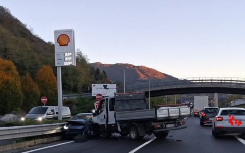 Schianto frontale tra un furgoncino e un’auto lungo la 671, ad Albino. Un ferito e lunghe code in entrambi i sensi