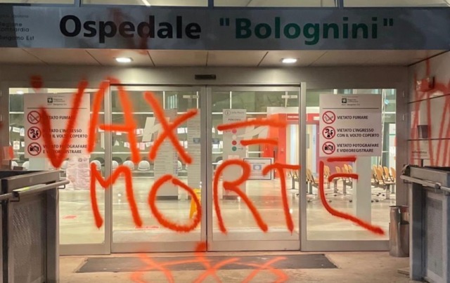 Ancora un blitz degli imbrattatori “ViVi” a Seriate: colpiti l’ospedale Bolognini e la sede della Cgil