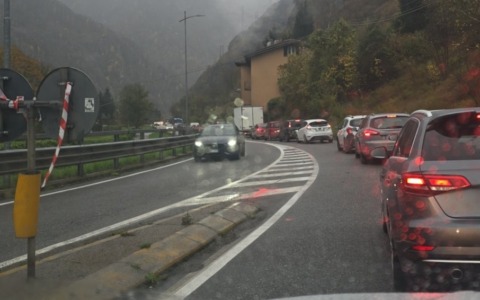 Casnigo, frontale tra due auto: due persone in codice giallo, lunghissime code
